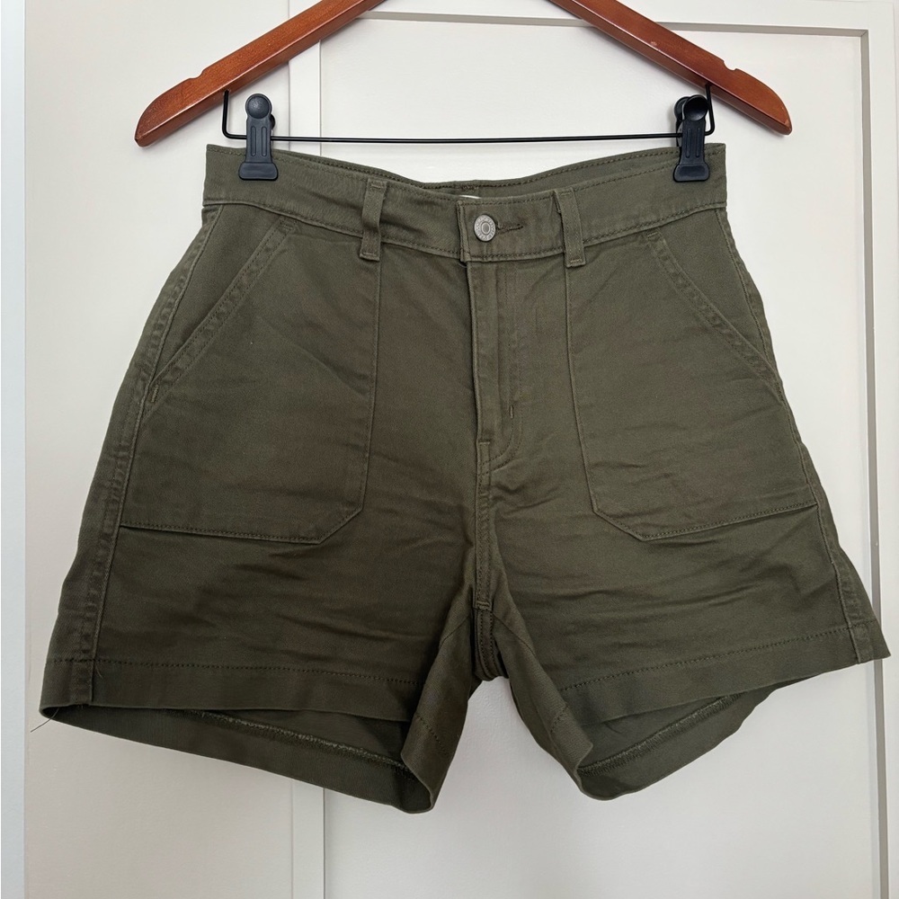 Green Cargo Levi’s Shorts with Classic Design and Sturdy Material
